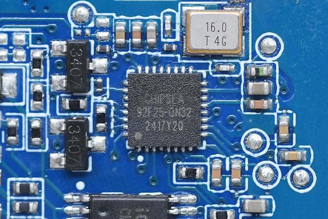 支持65W PD快充和120W小米快充，小米165W自帶線充電寶拆解