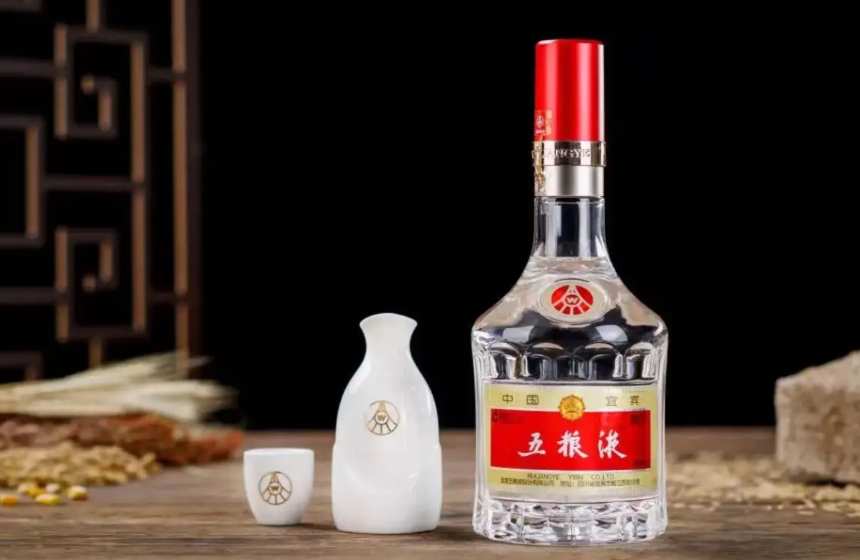五粮液“太无耻”？高档白酒贱卖169元，5万箱被抢空，茅台：扰乱市场？