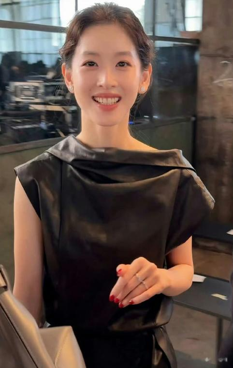 摊牌了,章泽天戴一只眼胸针,网友:这是和杨颖一起进组织了!