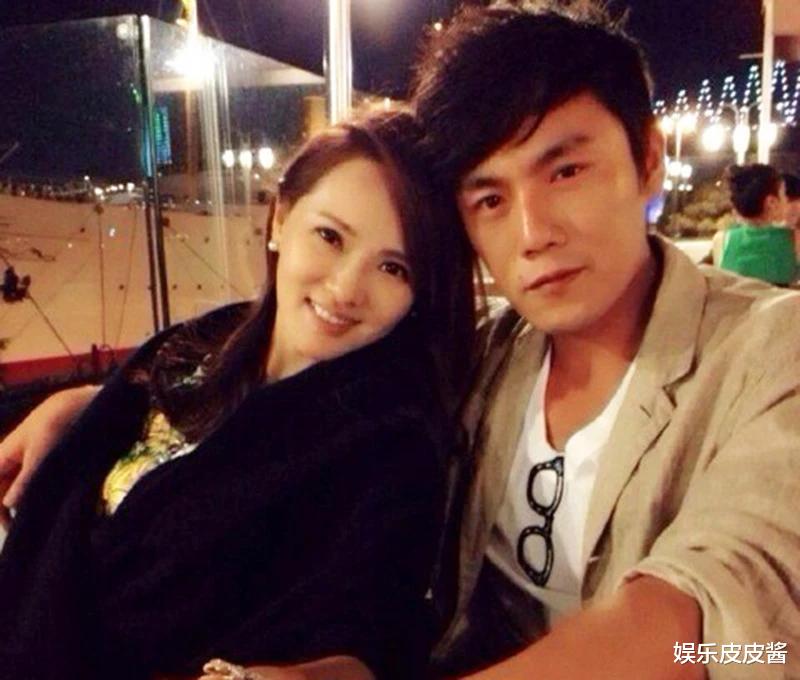 56岁伊能静带女儿回娘家!母女逛街吃路边摊,背影如同姐妹