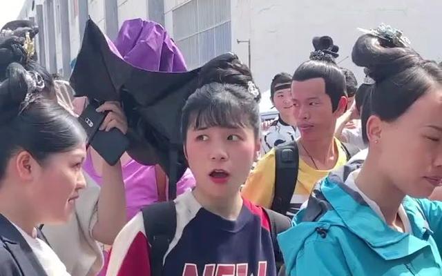 横店群演现状：校花泛滥成灾一天片酬70，蹲地吃盒饭只为一夜成名