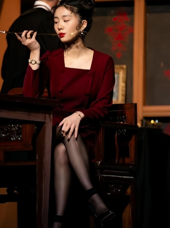 18岁黄多多回国度假,胸成意外成为焦点,谁的偏见在作祟?