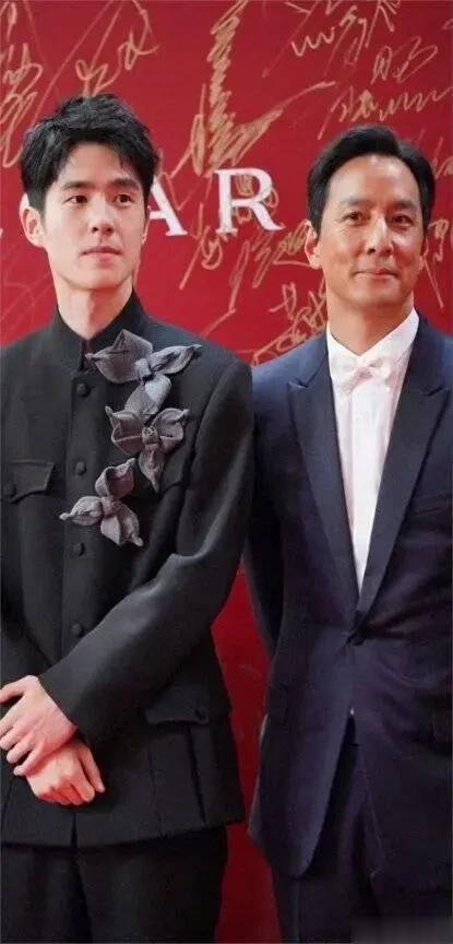 吴彦祖刘昊然百花奖同框,50岁吴彦祖更胜一筹,这才是骨相帅吧