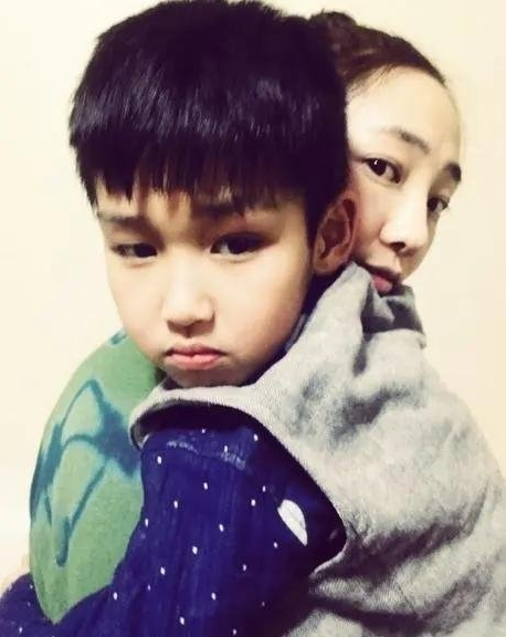 白百何儿子成年样貌曝光，身高近180，网友：像谁一目了然