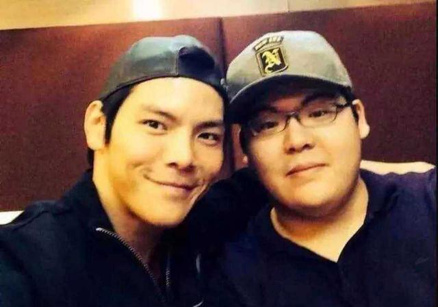 向华强参加萧敬腾婚礼，面部苍白四肢僵硬像蜡像，网友：儿子气的