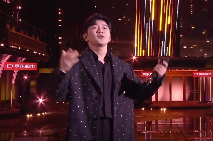 跨年晚会：杨幂的脸，古力娜扎的腿，戚薇嘴递棒棒糖，都没有发胖的苏有朋吸睛