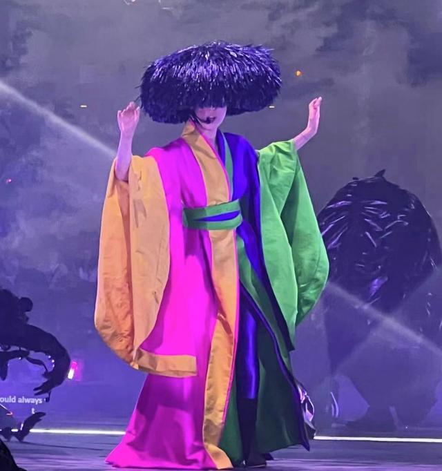 郑秀文演唱会造型超霸气,与许志安罕见同台,保持距离不再秀恩爱