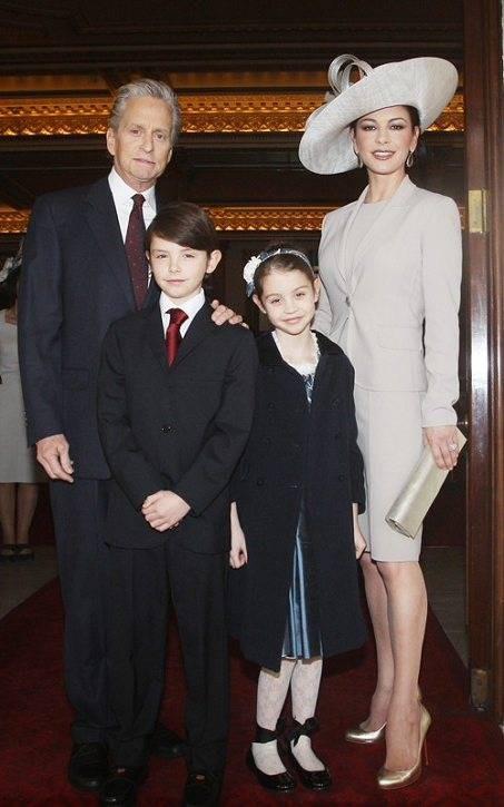 泽塔·琼斯:英国第一美人,从艳压球花到颜值崩塌,婚姻摧残至深