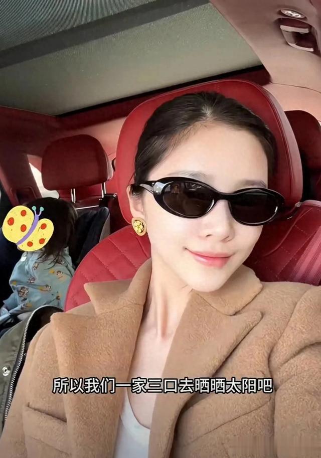 王灿一家逛奥莱,小蛋饺坐婴儿车很乖巧,杜淳弯腰哄孩子父爱满满