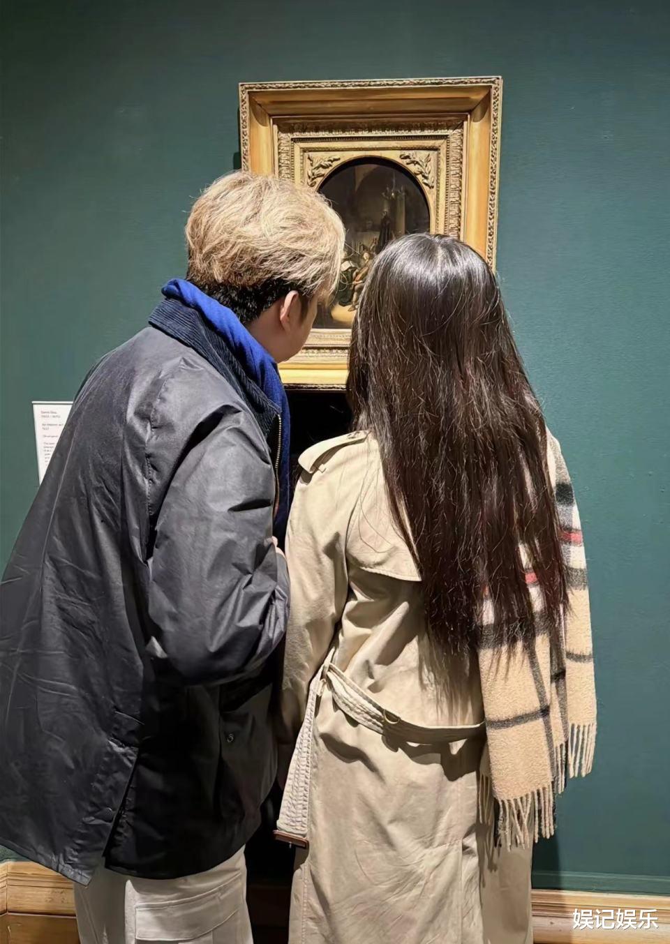 王岳伦去英国看女儿,李湘晒照,三人相处很和谐