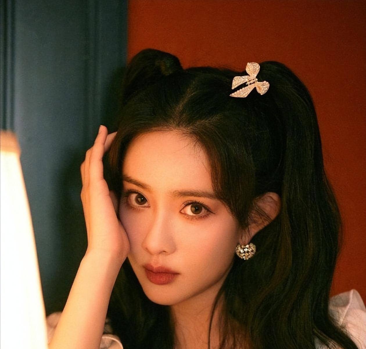 孟子义:太会了吧!故意抵住桌子大秀事业线,太懂流量了,孟姐