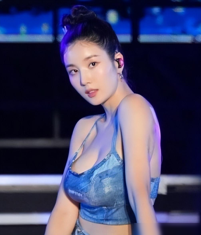 韩国女明星一个拧瓶盖的动作,引起网友热议,网友:肯定是故意的