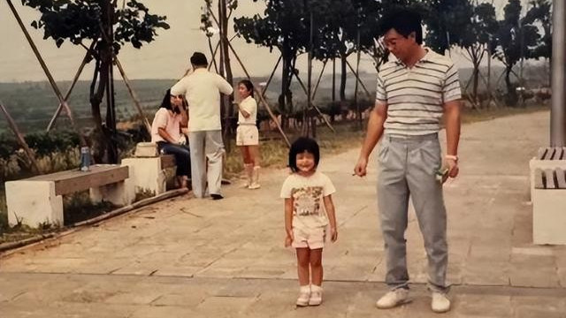 婚变石锤？陈妍希父亲突然离世，好友皆悼念安慰，陈晓却不愿发声