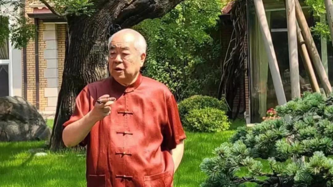 范曾北京大别墅曝光，一个院子就200平，小50岁老婆站一起像爷孙