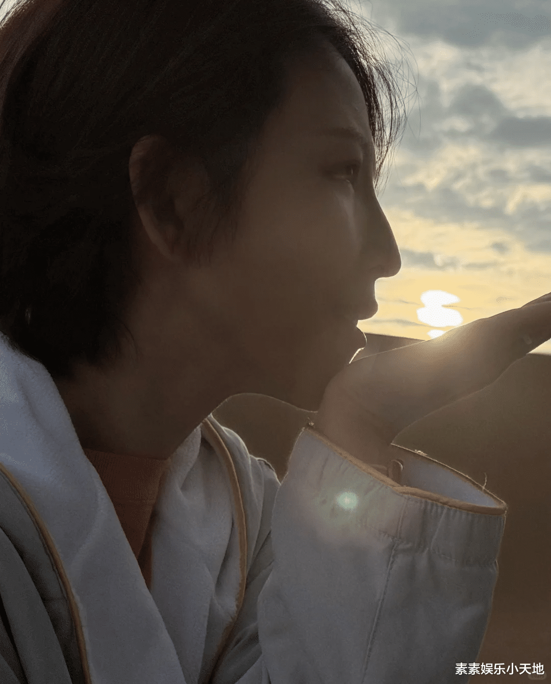 蔡少芬一家人宁夏旅游,儿子爆炸头特可爱,母子坐在骆驼上拍照