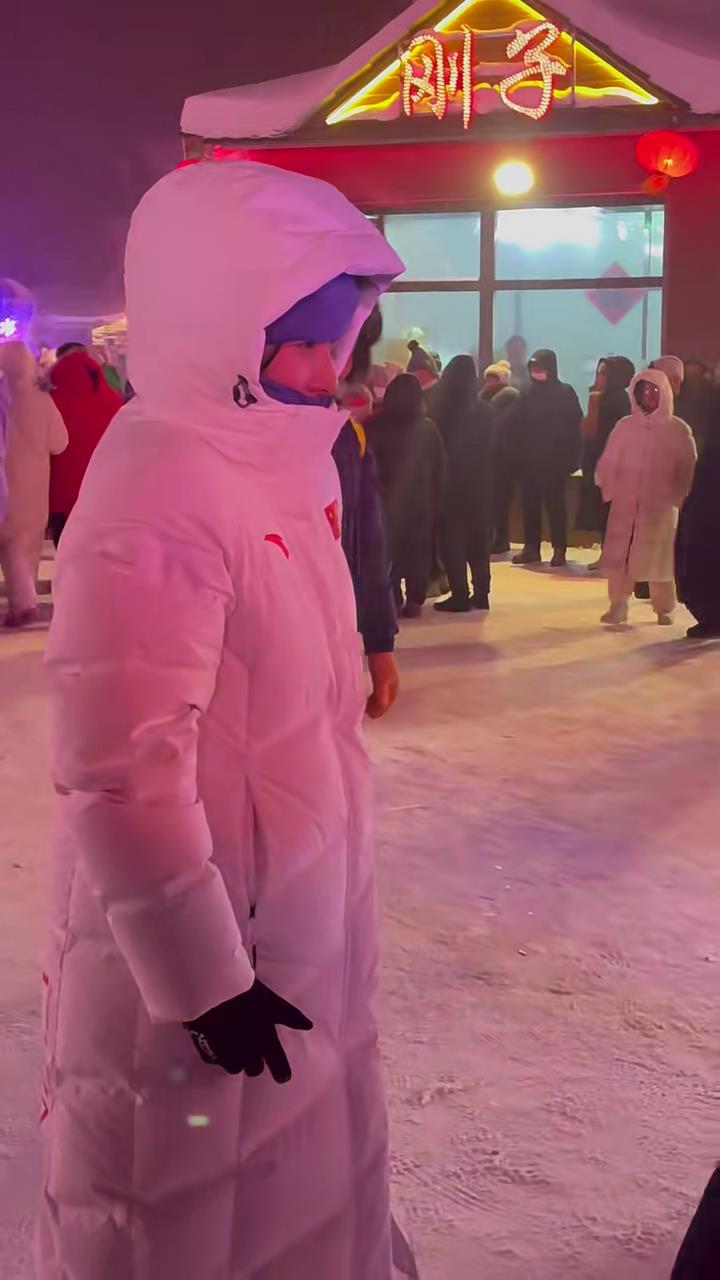 郭晶晶一家圣诞在东北旅游，穿国产印国旗，怕冷的霍启刚全副武装