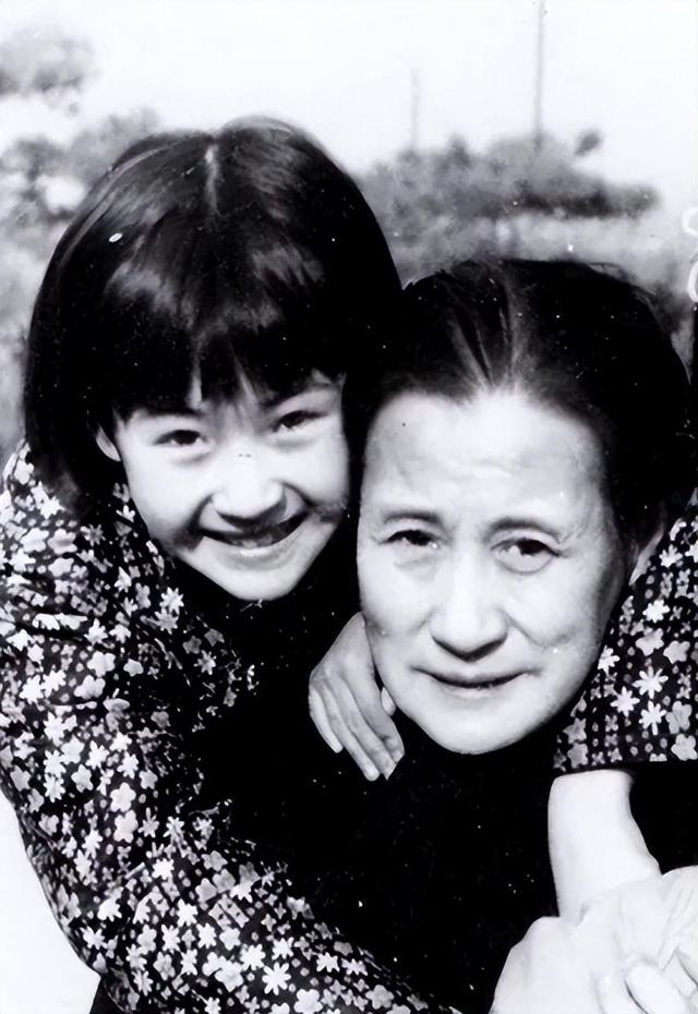 她一生 “风流成性、老少通吃”,撩汉无数,至今55岁却依旧单身