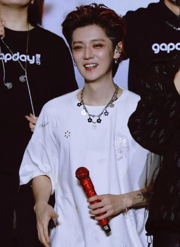 大瓜！顶流鹿晗公开致歉，全平台被禁止关注，网友：关晓彤亏了