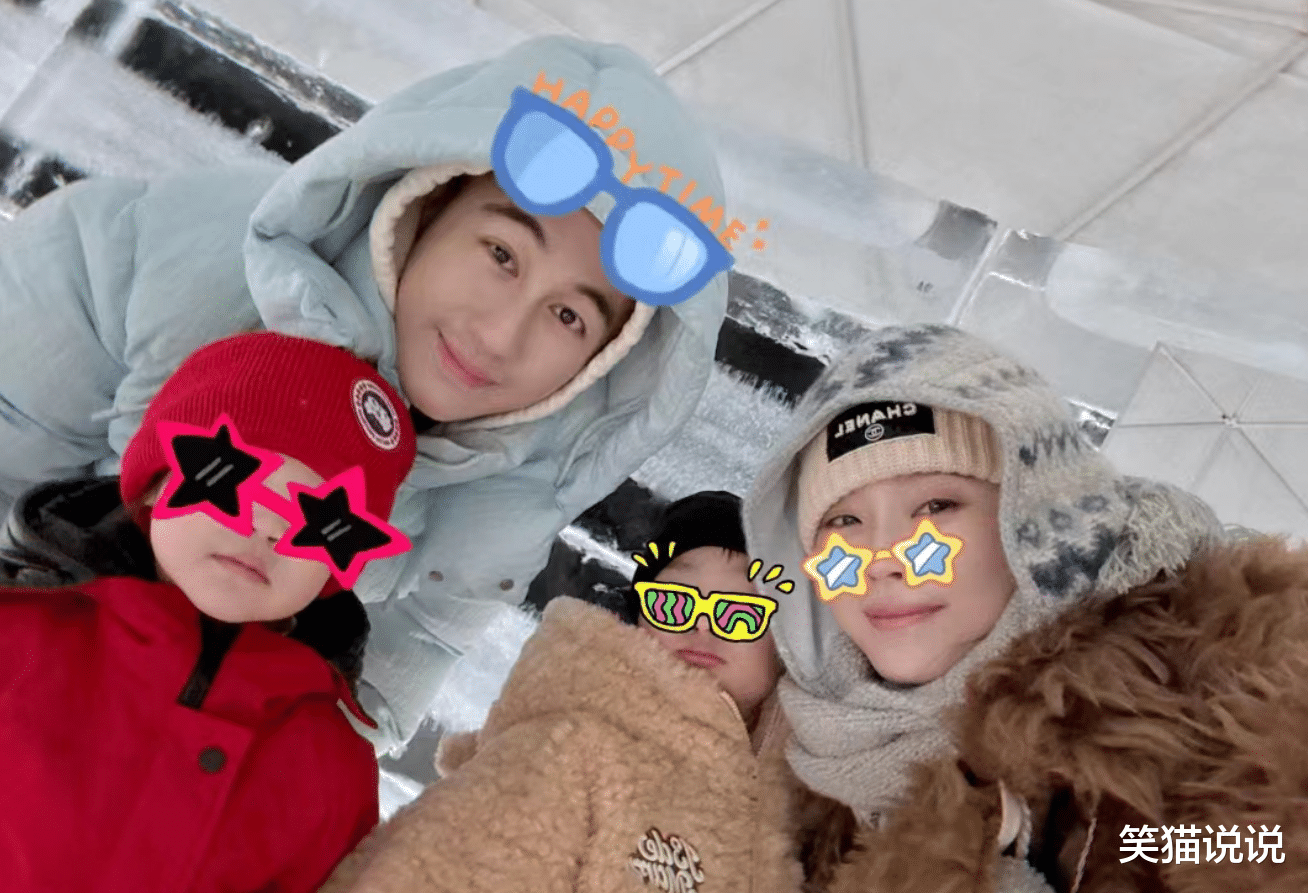 奚梦瑶晒全家福贺节日:与何猷君抱着孩子合照很开心,何广燊睫毛好长!