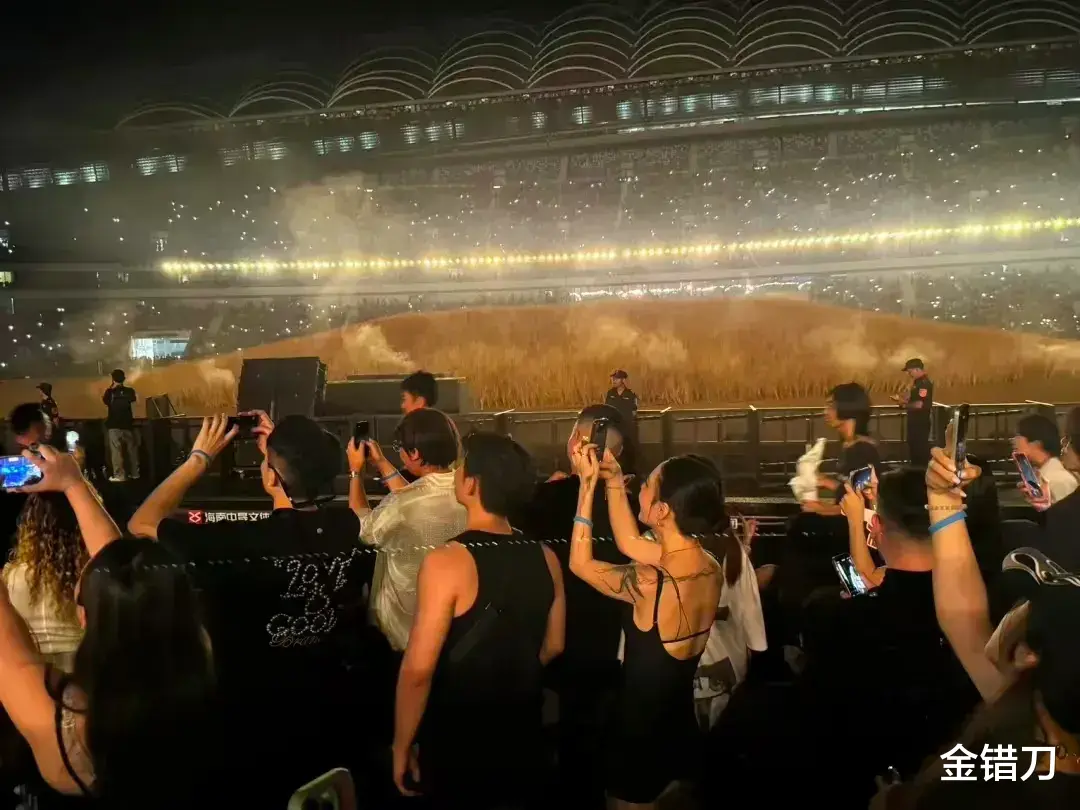 一夜猛赚3亿!疯狂讨好中国的侃爷,背后有高人