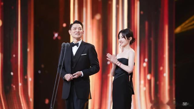 刘德华牵手女儿公开亮相!穿黑色系难掩男帅女美,相差40岁像情侣