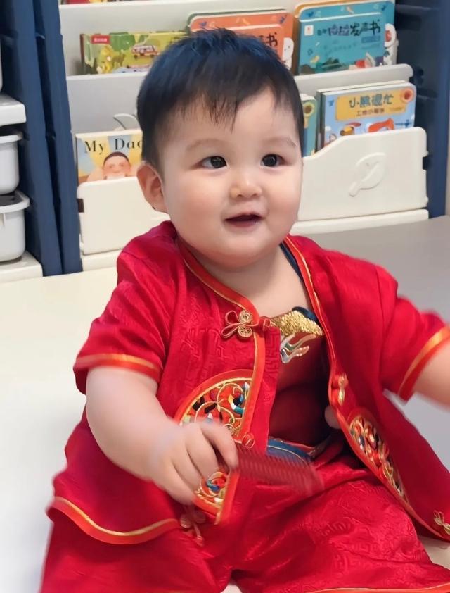 球球儿子周岁宴!孩子白白胖胖像极了赵本山,球球百万玉镯太抢镜