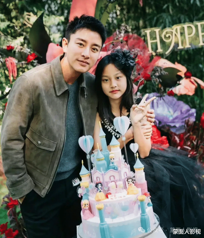 贾乃亮带甜馨看望爷爷奶奶，祖孙三人逛集市，甜馨个头惹人惊