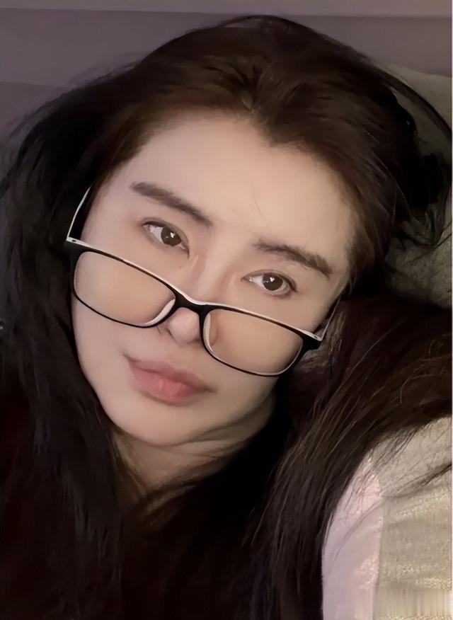 57岁王祖贤近照，面部变化大，头发浓密令人羡慕，身材纤细如少女