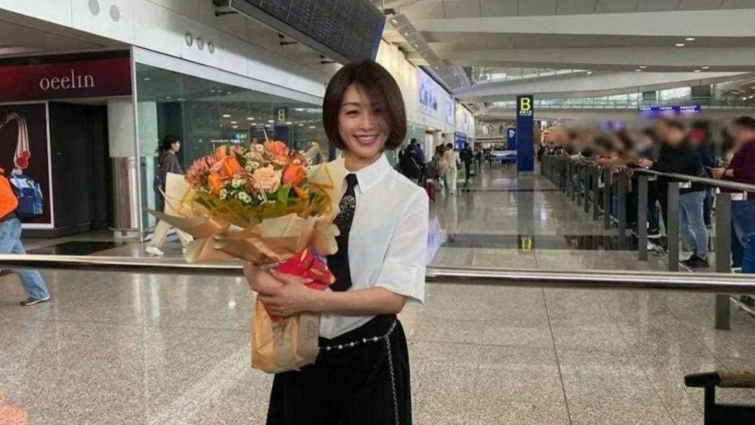 酒井法子换发型年轻30岁，穿学生制服配bob短发，53岁嫩似23岁！