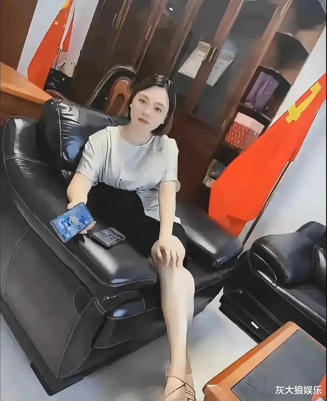 李佩霞,家庭被扒!丈夫有公职,儿子遭连累,跟毛奇多张合影曝光