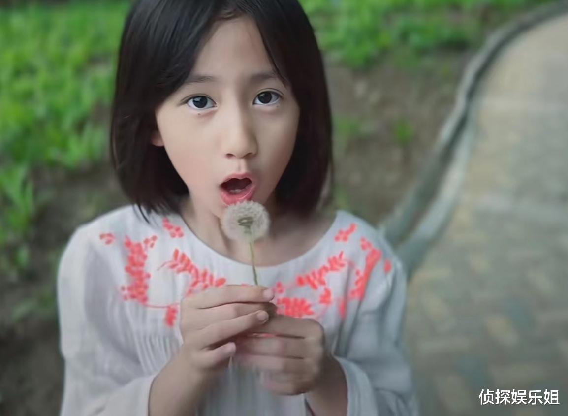 黄磊老婆罕晒一家五口,俩女儿颜值高好漂亮,小儿子单眼皮超帅气