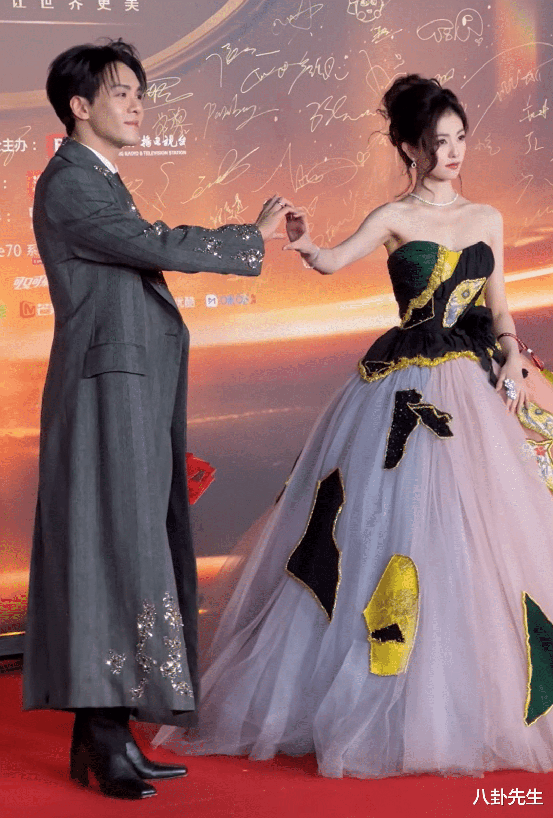 微博之夜红毯：关晓彤陈都灵穿错衣服，杨紫古风造型独特，赵丽颖好美