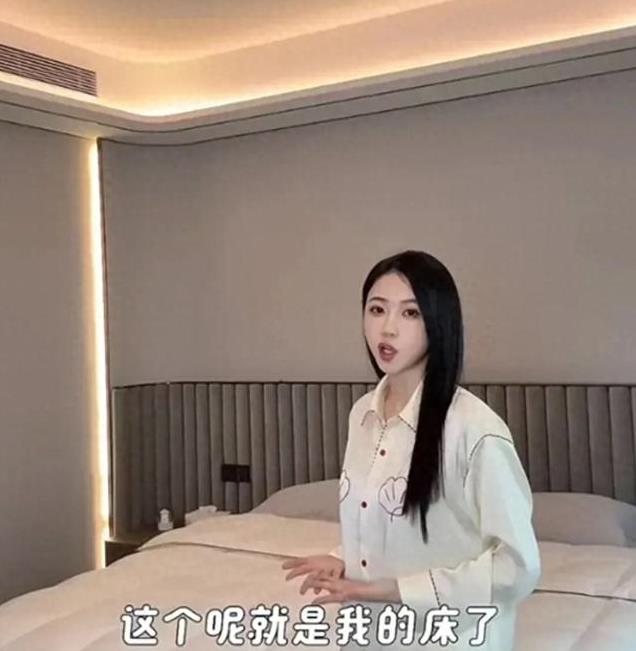 潘玮柏妻子晒自己豪宅,穿睡衣美似仙女,卧室撞款酒店“样板间”