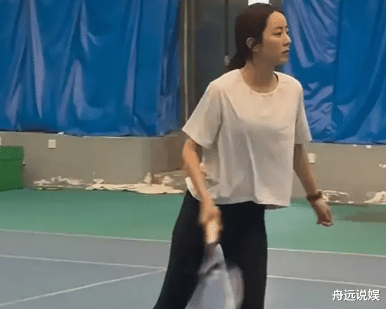 成于央视“败”在婚姻?37岁的李思思混到现在这样,谁应担责?