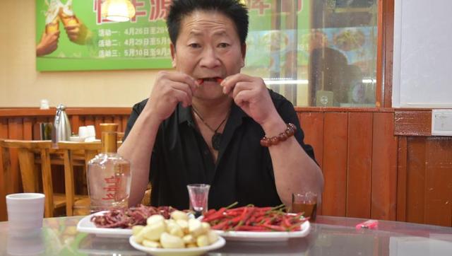 中国“辣王”李永志：5斤辣椒配白酒吃了38年，如今怎样了？