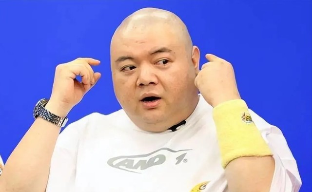 过气明星的卑微，街头摆摊、领救济、给网红打工，辉煌后满地心酸