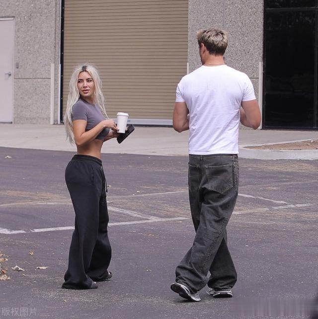 金-卡戴珊身穿灰色紧身露脐上衣+黑色卫裤魅力十足