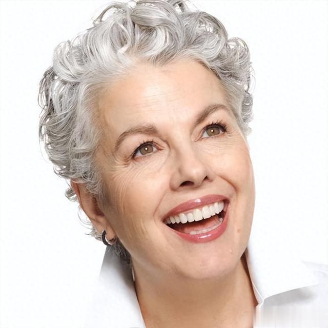 中老年女性别再烫小卷了，这些发型才是最好的选择，不老气显气质