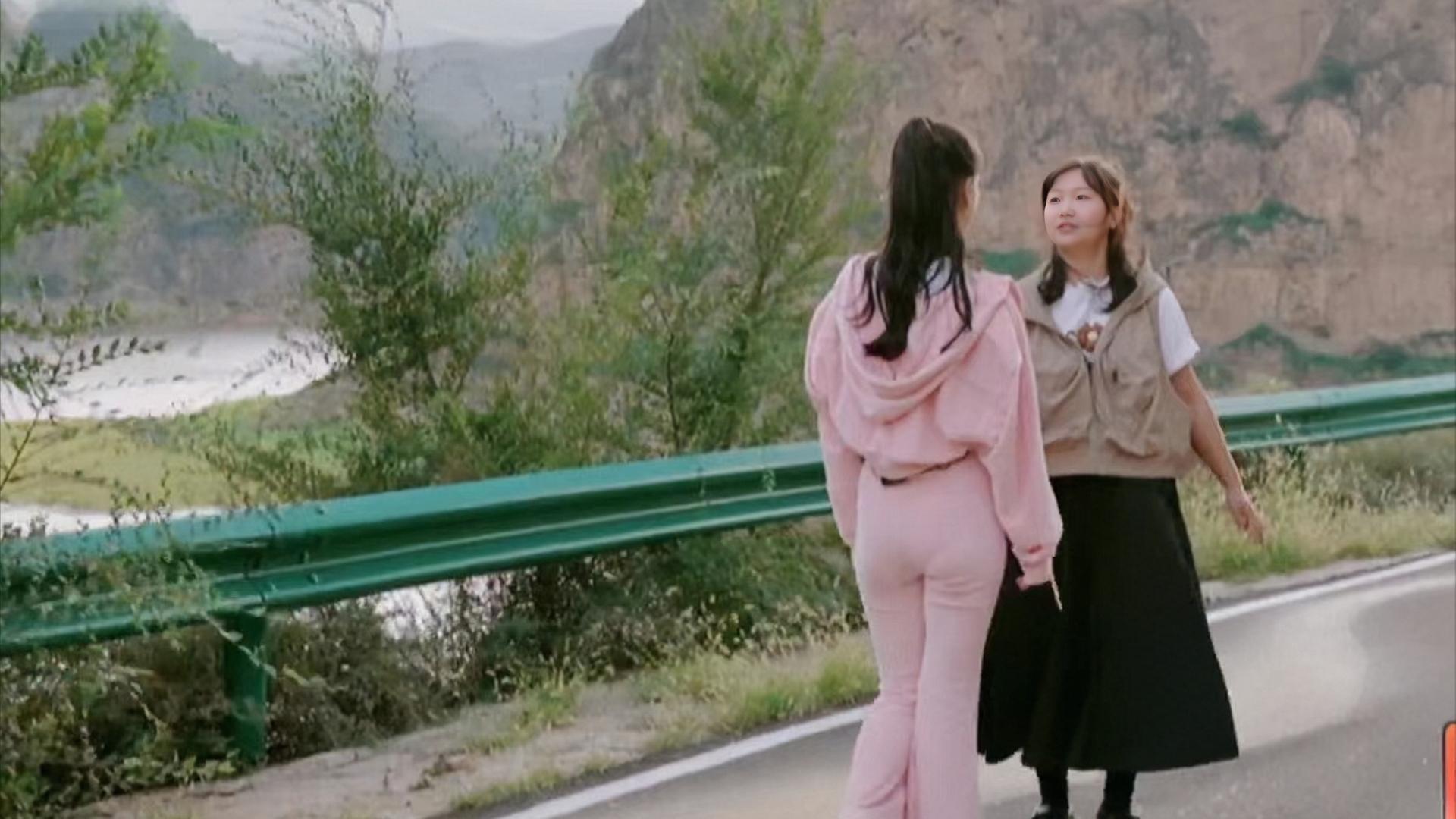 黄圣依用粉色紧身裤造型，告诉麦琳娱乐圈不是那么好混的