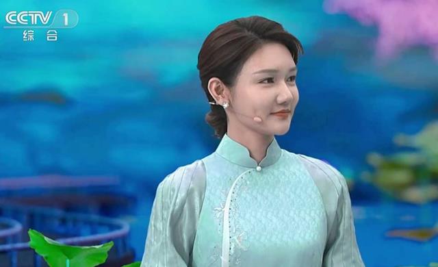 她是央视朴素主持人，22年薪酬未变，43岁终于凑齐购房首付，至今单身