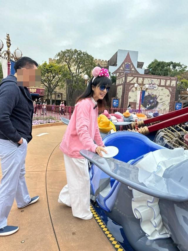 58岁港星吃席打包剩酒，呆滞摇酒瓶确认令人心酸，网友叹晚年凄凉