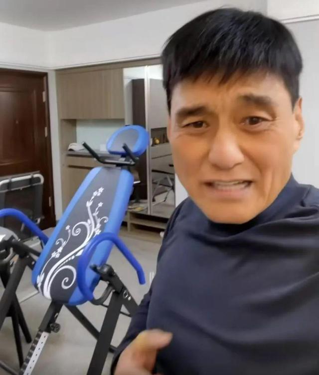 65岁港星定居内地小县城,新房比香港住宅豪华,年近70岁状态咋样