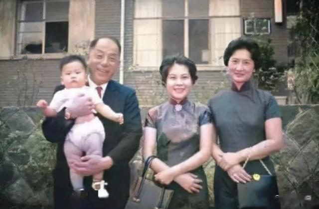 幽禁期间，张学良和夫人赵一荻罕见留影，可以看出他们的真实颜值