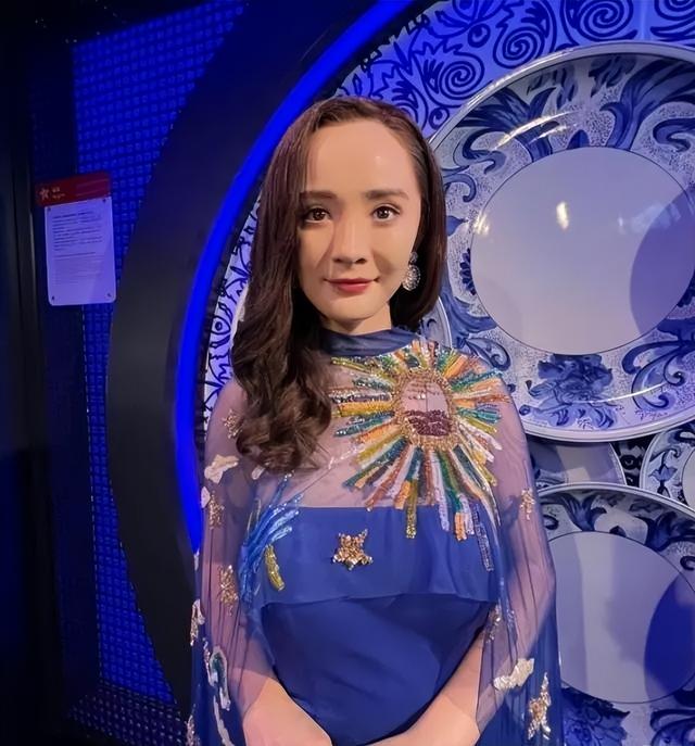 真尴尬！蒋欣出席蜡像揭幕，被丑到只能尬笑，强颜欢笑“太像了”