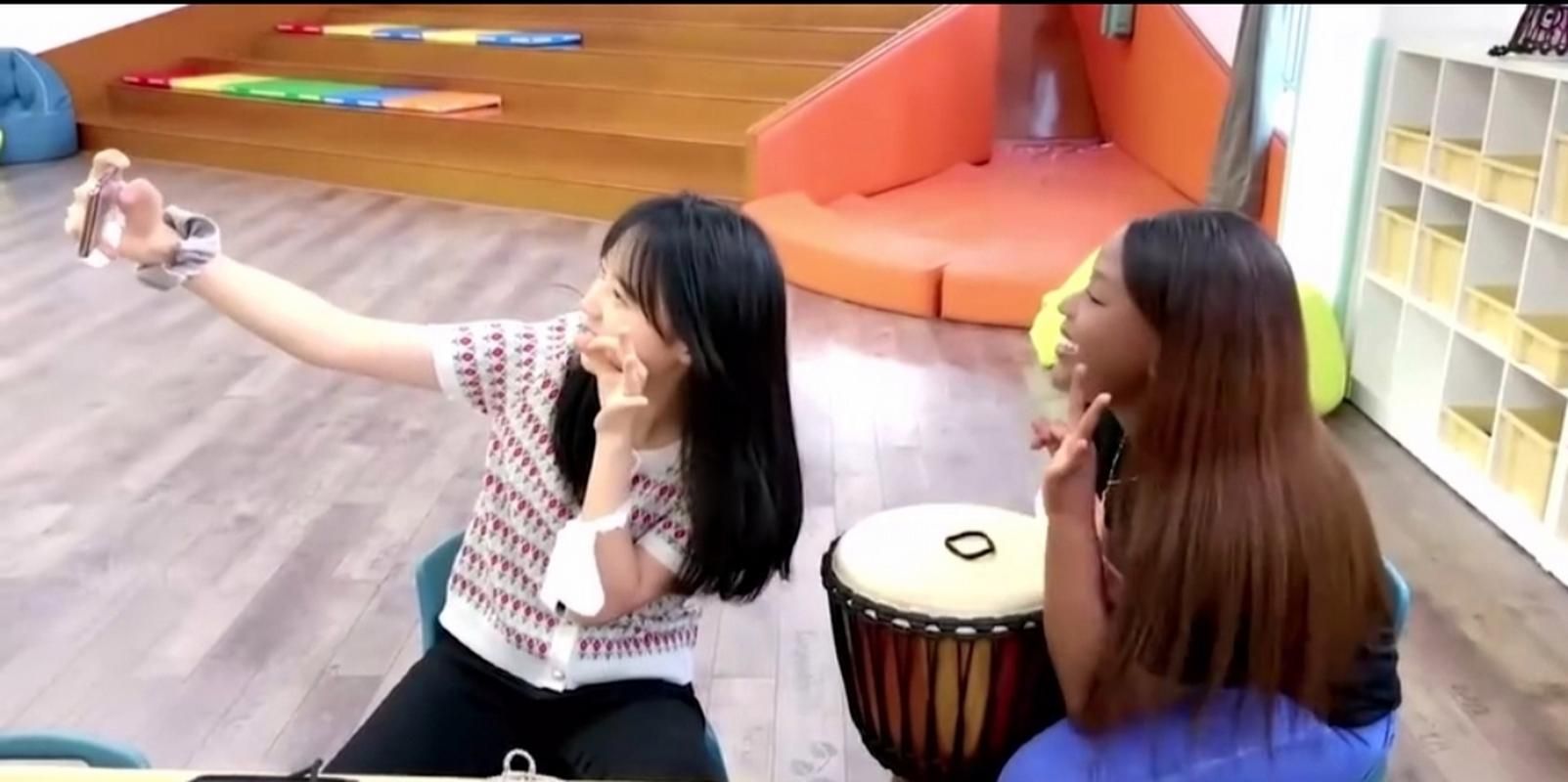 “挖呀挖”黄老师瘦身成功，颜值重回巅峰，脸蛋精致撞脸张佳宁