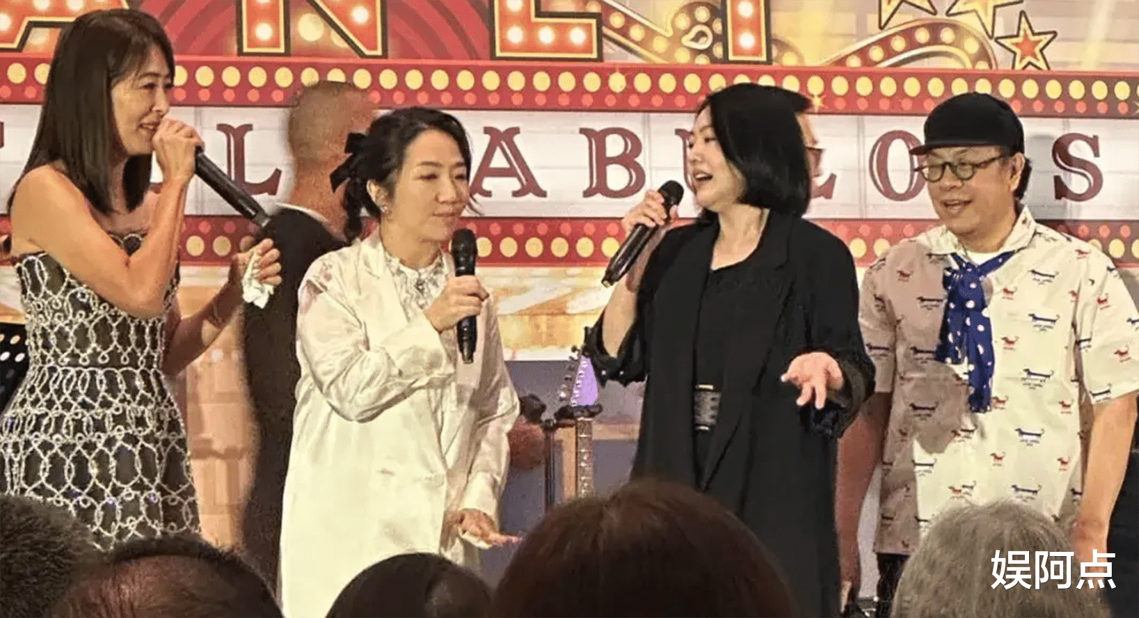 尴尬!吴佩慈名媛聚会献唱,颧骨高耸尽显老态!被小S挤出合影框