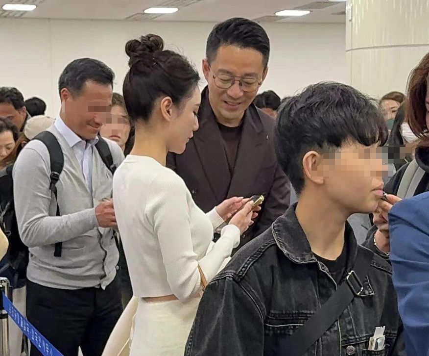 汪小菲带未婚妻出国，马筱梅小腹隆起，喊汪小菲同看婴儿照笑开花