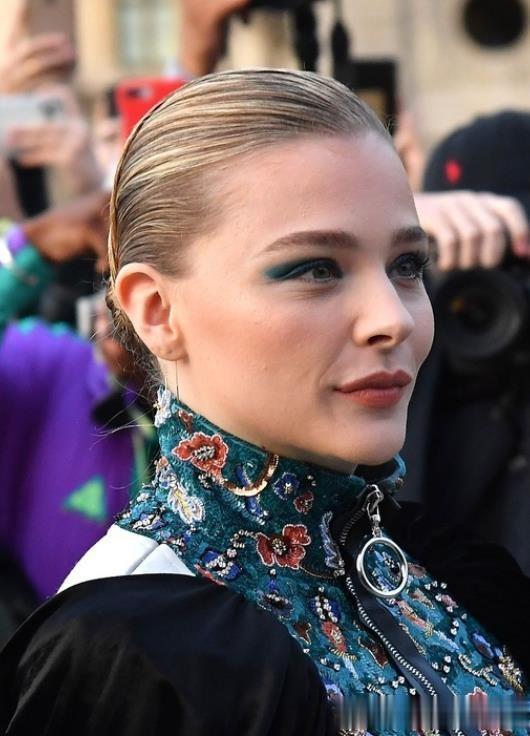 庆祝27岁生日科洛·格蕾斯·莫瑞兹华丽发型史欣赏!