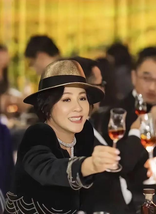 刘嘉玲彻底崩溃！当年绑架照片遭泄露！结婚17年无子真相大白！