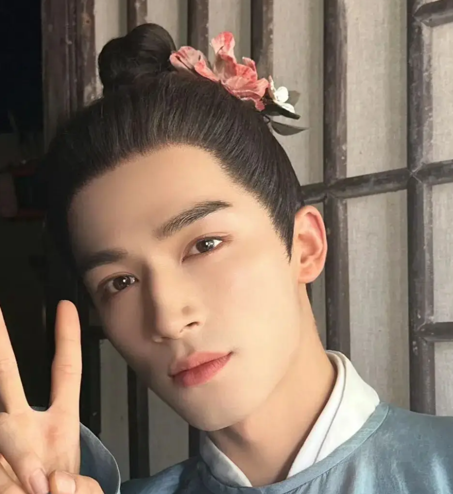 杨紫邓为恋情、王星越单身真相、王思聪认女风波、田曦薇转型之路